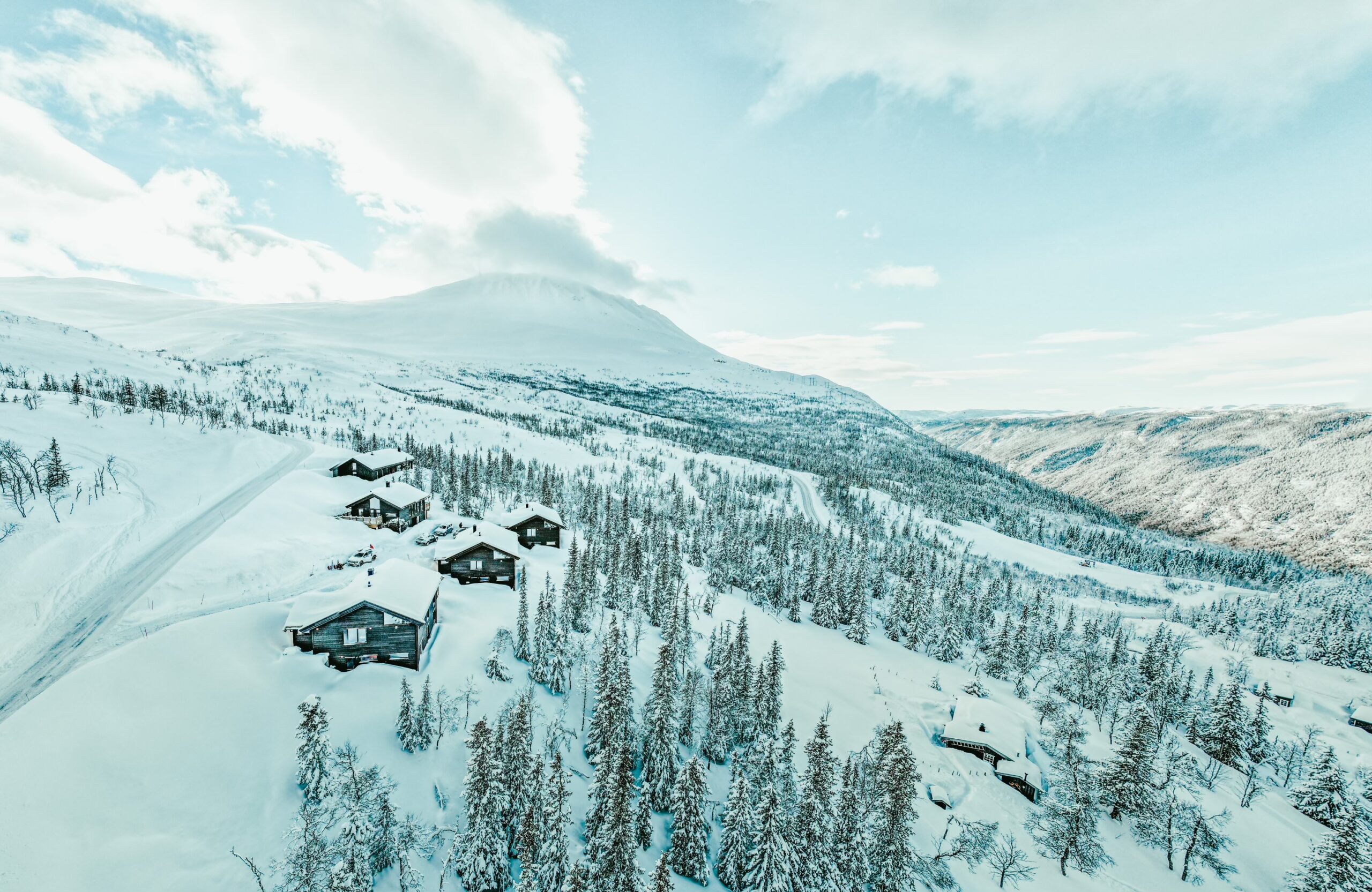 Översikt över hytterna med Gaustatoppen i bakgrunden