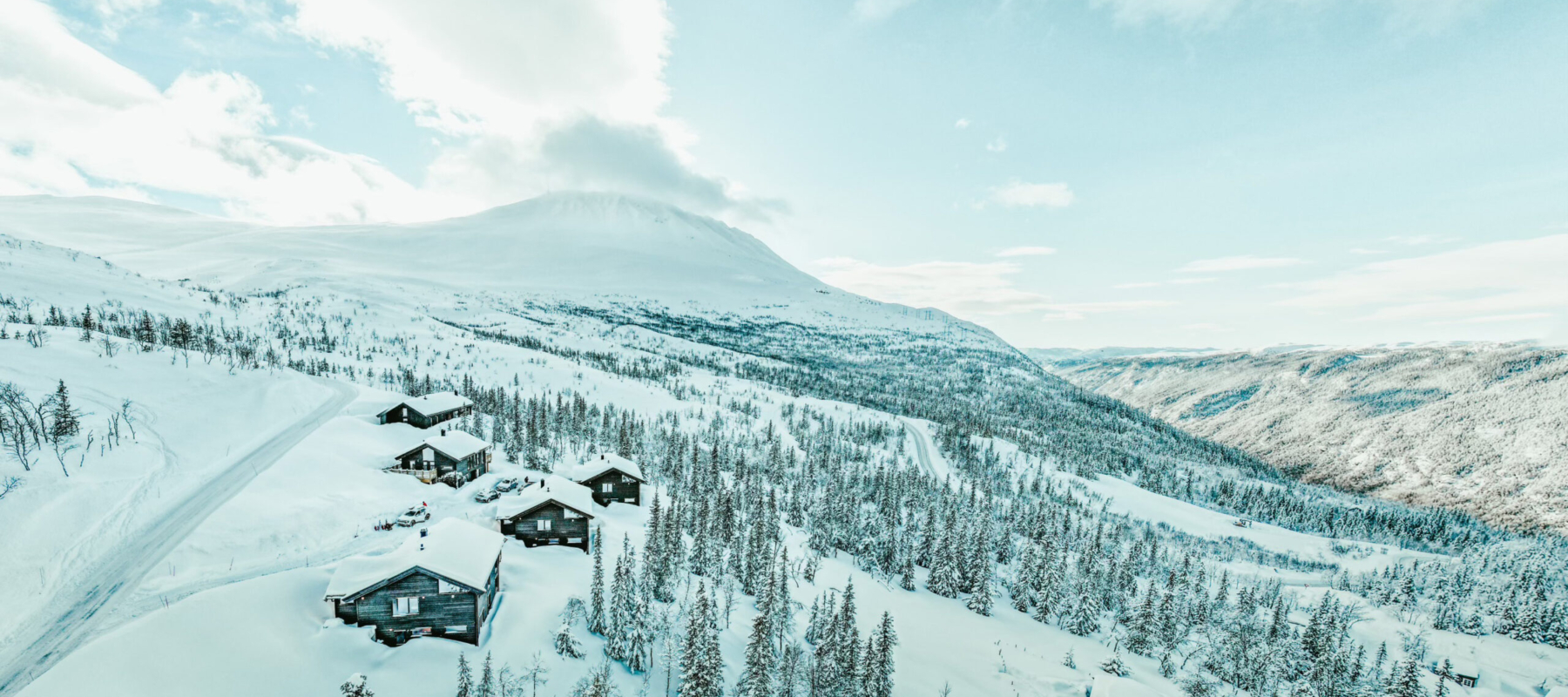 Vy över hytterna vid Gaustatoppen Basecamp