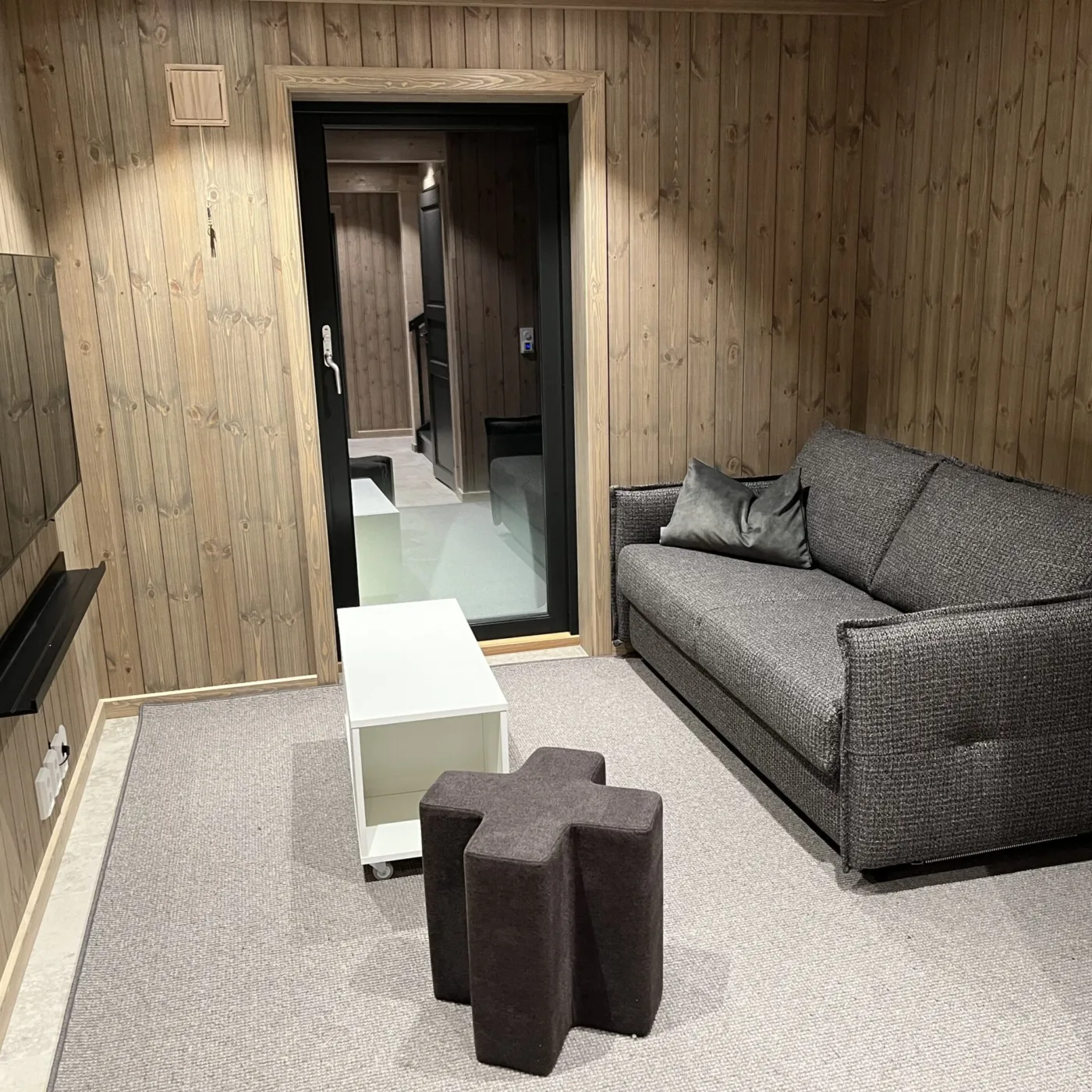 TV-stue på nedre plan i basecamp med bäddsoffa som smidigt dras ut