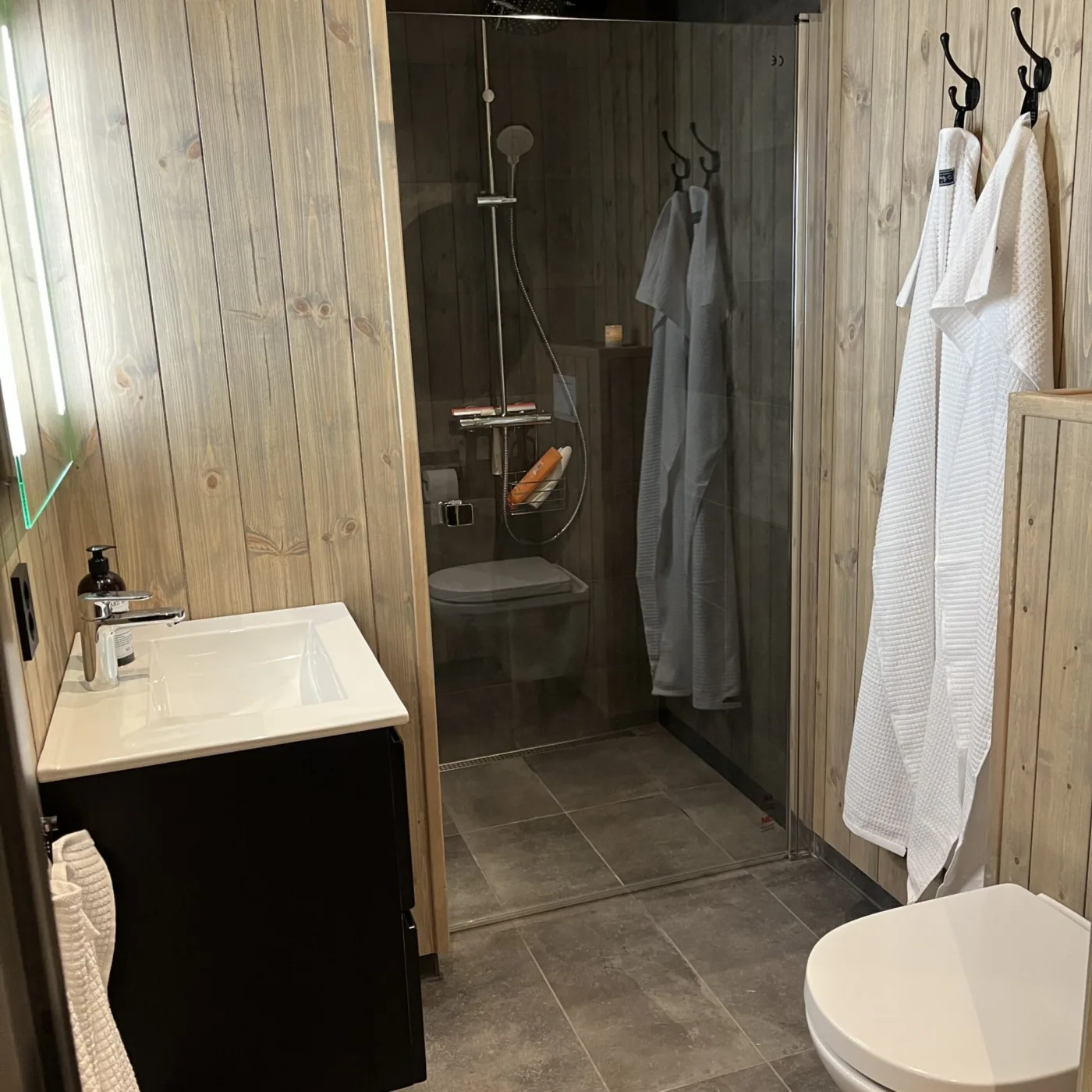 badrum på entréplan i hytterna i Basecamp
