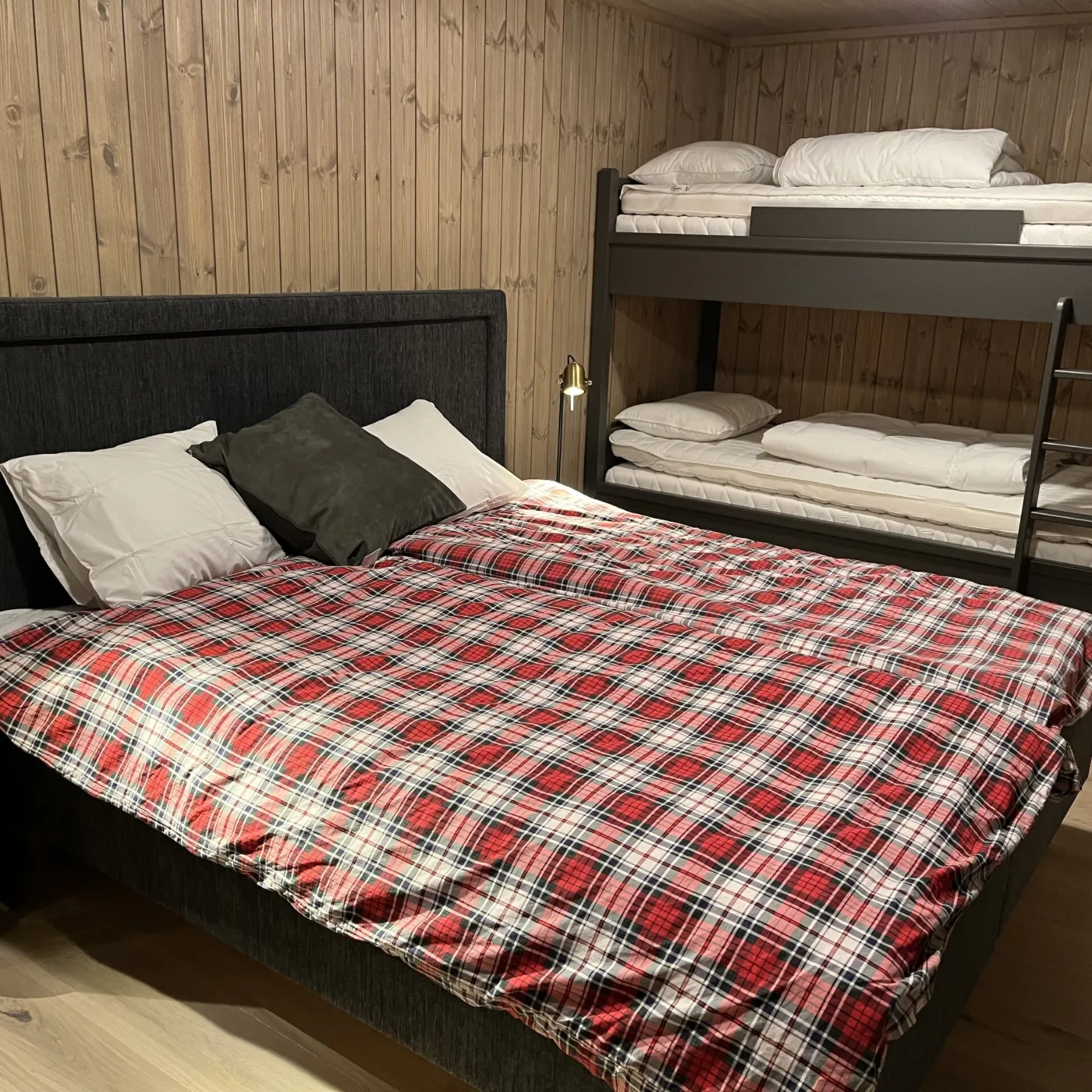 Familjerum på nedre plan med en dubbelsäng (180 cm) och en våningssäng (90 + 90 cm)