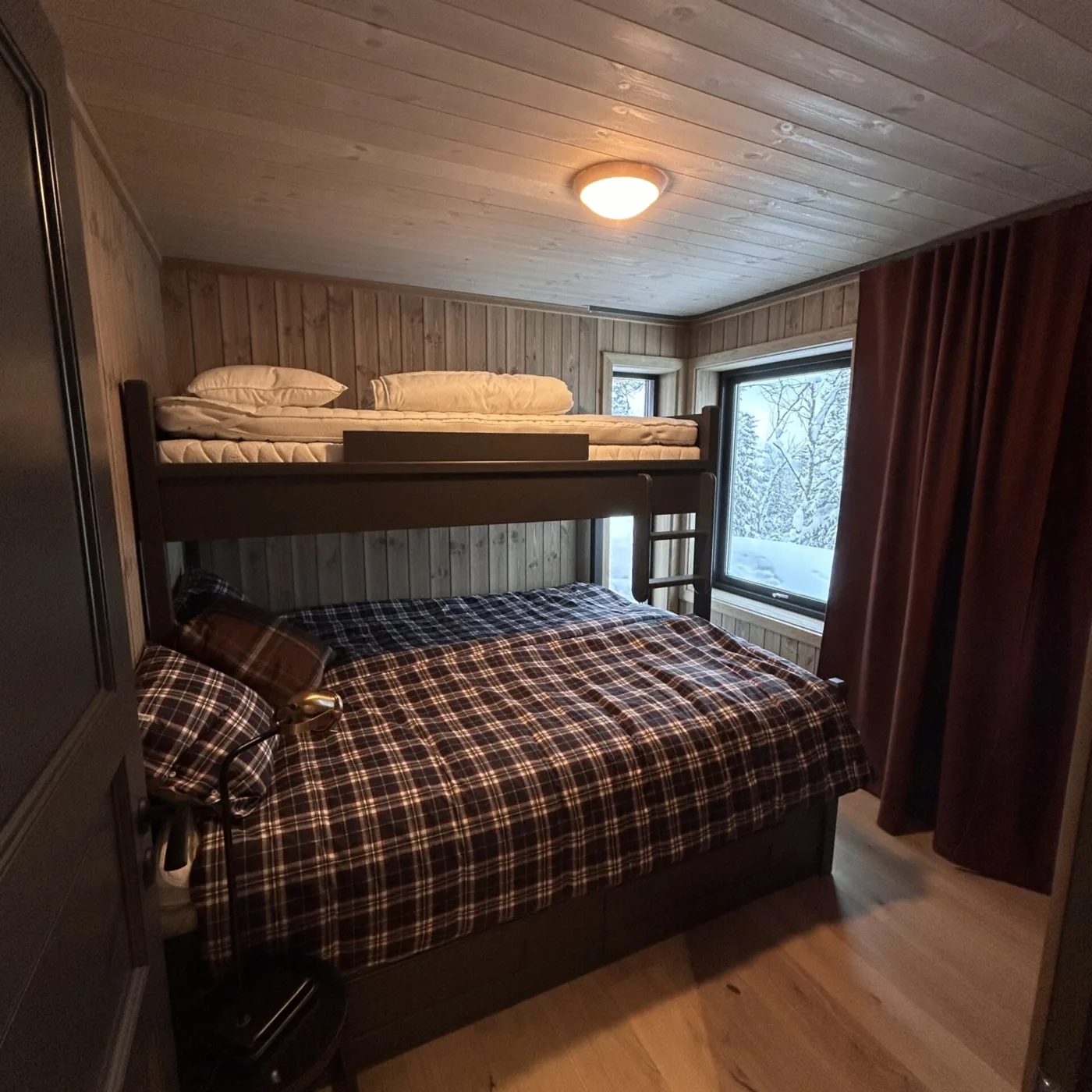 Sovrum på nedre plan med 160 cm säng och en överslaf på 90 cm