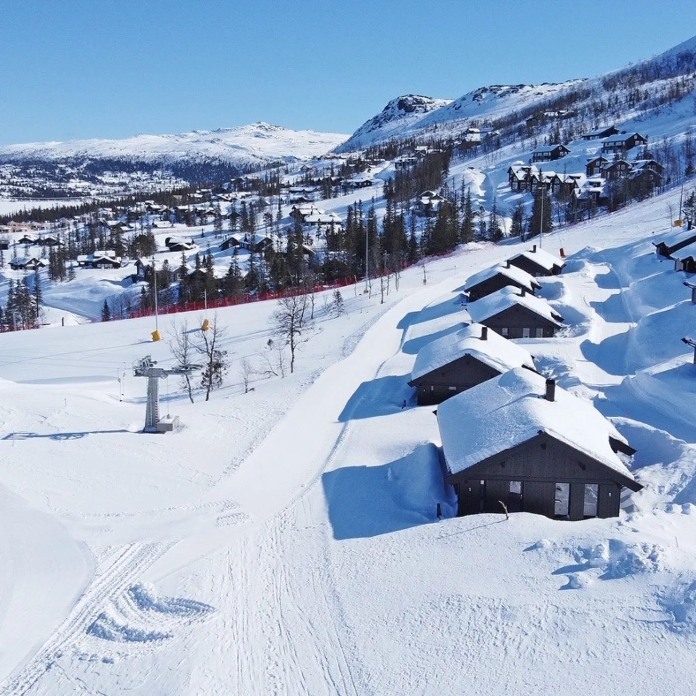Hytterna vid Slopestyle med Fyrieggliften i bakgrunden