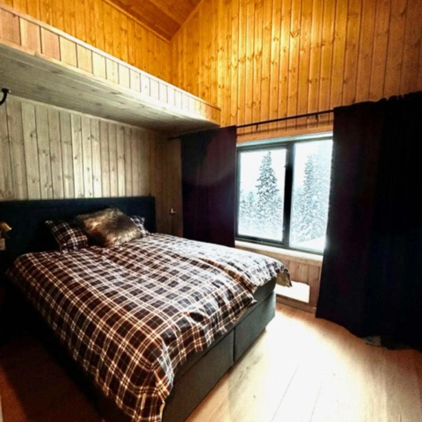 Sovrum på entréplan med 160 cm säng som har tillhörande badrum