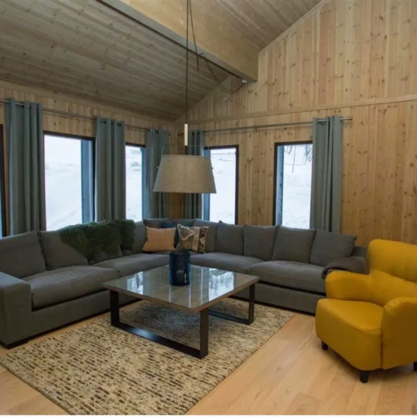 Loungedel med soffa och fåtölj i hytterna i Slopestyle